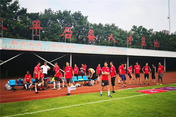 “市長杯”足球聯(lián)賽開幕，隆中健兒們加油！
